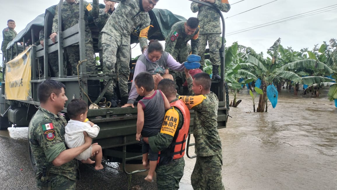 Ejército y Guardia Nacional rescatan a pobladores tras desborde del Río la Sierra