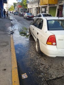 : Para que usted vea que esto no es una casualidad, a unos metros de la anteriores y casi frente a las electrónicas, aquí también hay otro desperfecto en la vialidad. 