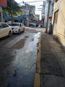 Ahora les presentamos otro problema de fuga de agua o encharcada y podrida, en la misma calle Sánchez Mármol, solo que este es el sector entre Constitución y malecón. 