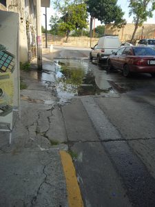 Casi esquina con la calle Pino Suárez, pero en Sánchez Mármol, tenemos este foco de infección donde las aguas putrefactas ya son parte del atractivo visual y el mal olor. Hay una fuga del drenaje o realmente existe un desperfecto en plena calle que todavía no ha sido atendido y se causa daño a los vehículos. Servidos...no puej'!!!