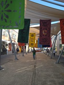 : Finalmente tenemos en la cuarta posición lo agradable de este terrible tramo de la calle Sánchez Mármol, que es este corredor cultural donde hay muestras artesanales y tradicionales. Bonito lugar para las selfies y vídeos  de la chamacada estudiantil. 