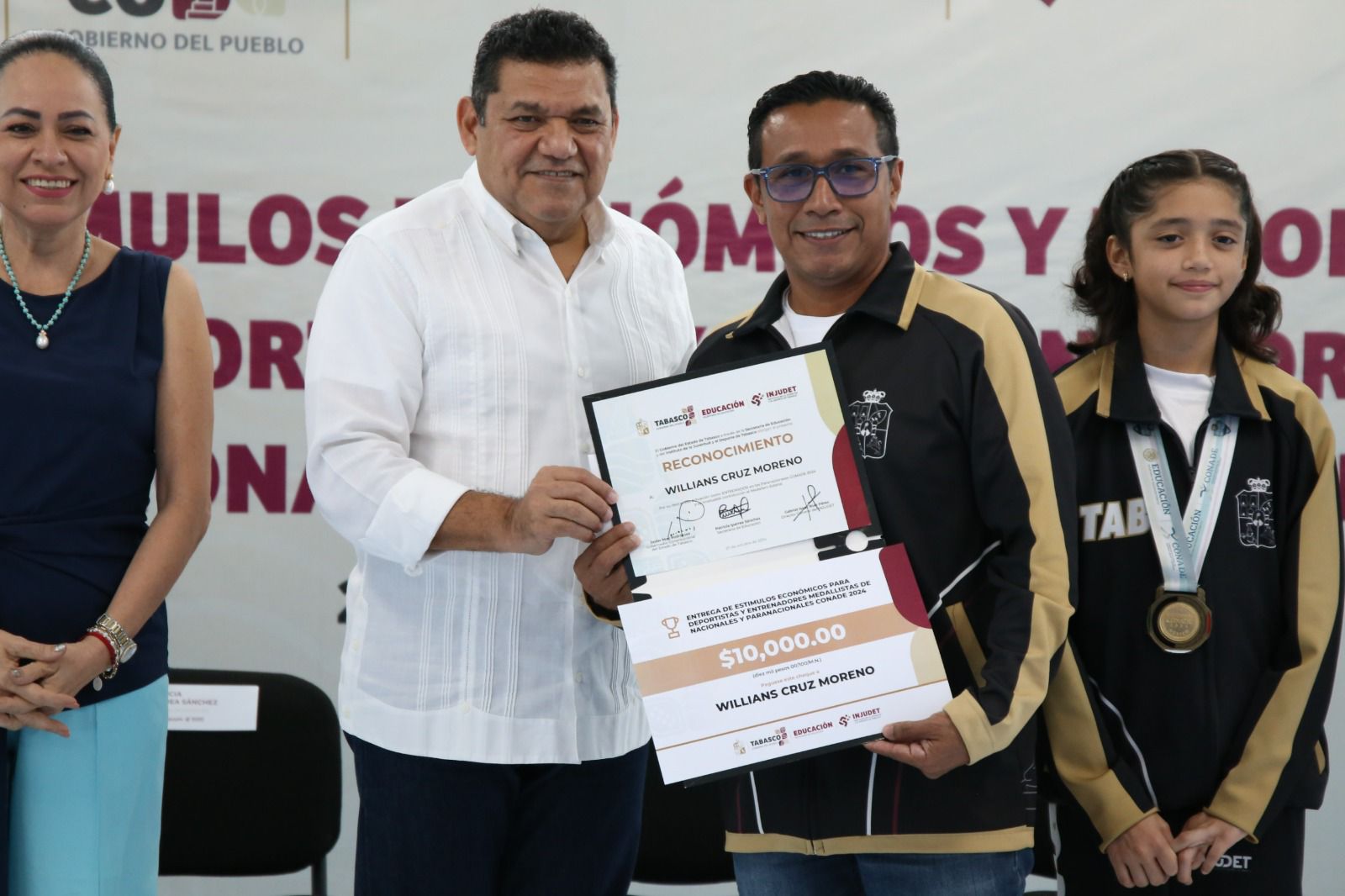 Javier May anuncia becas para deportistas