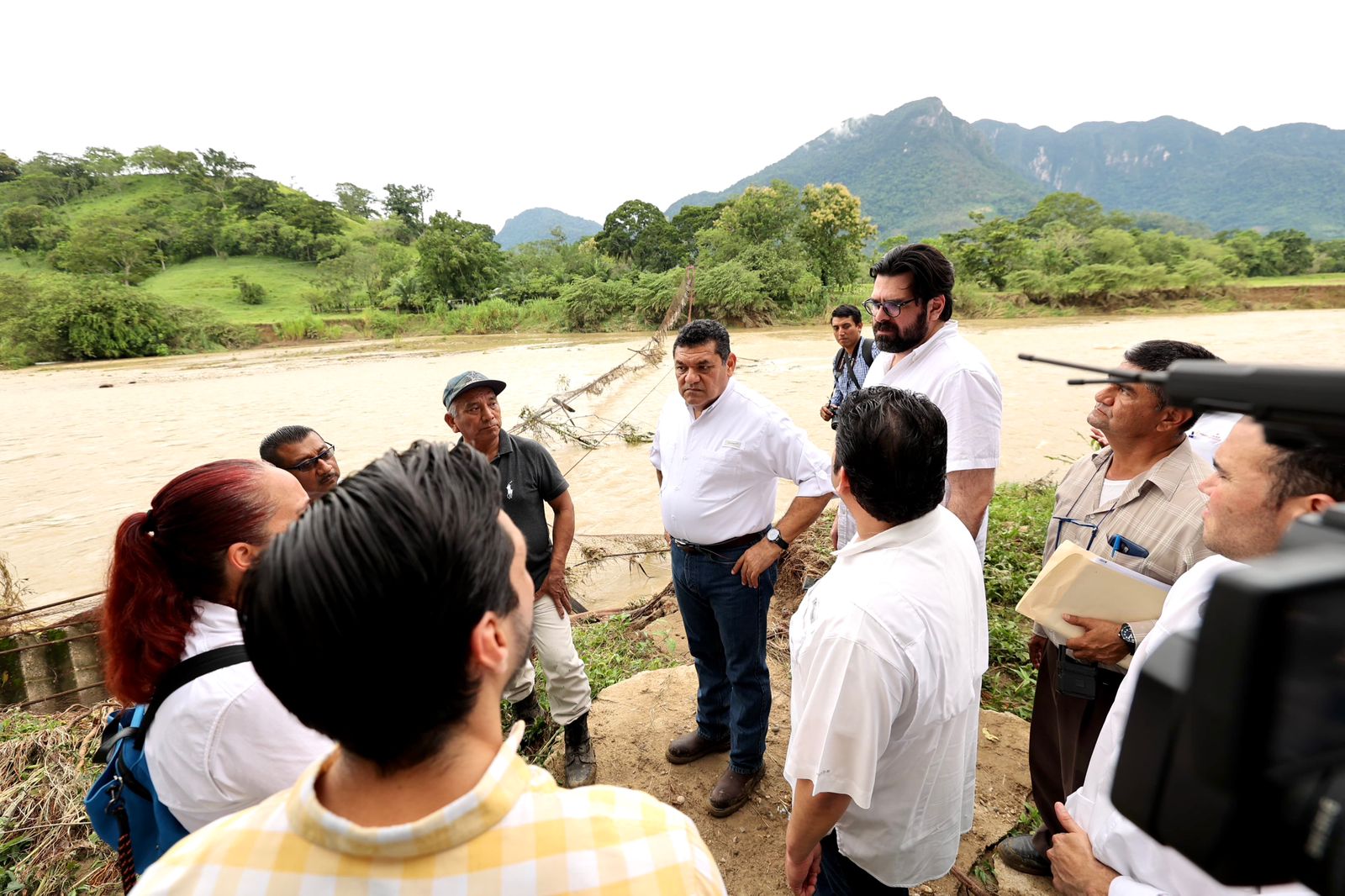 Recorre Javier May zonas afectadas en Puxcatán