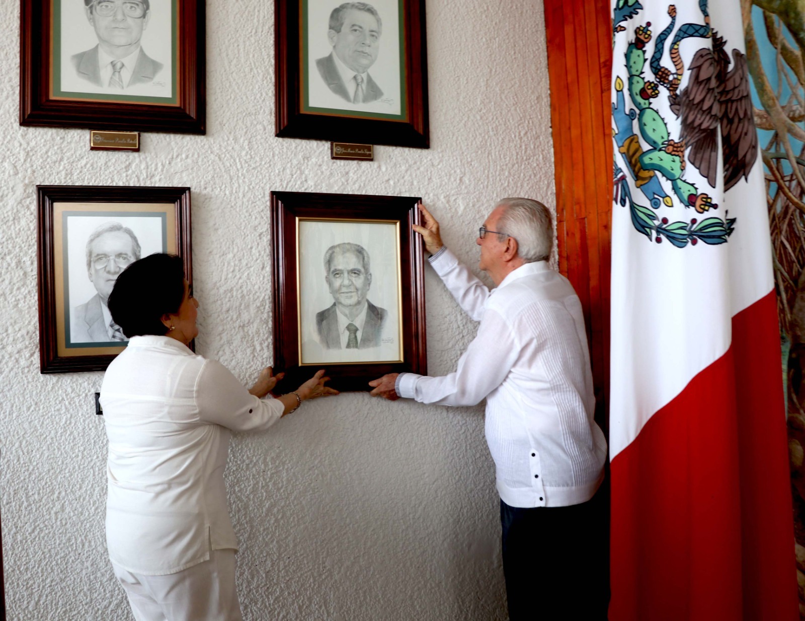 Develan retrato de Enrique Priego Oropeza