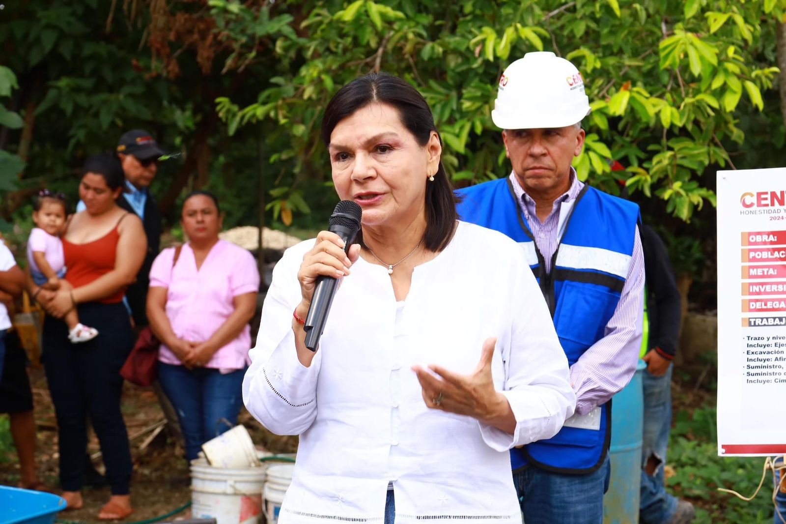 Yolanda Osuna dio inicio la construcción de pisos