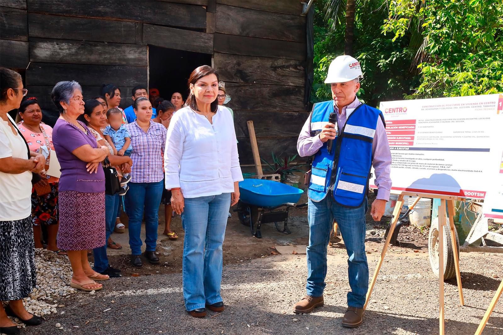 Yolanda Osuna dio inicio la construcción de pisos firmes para 45 familias