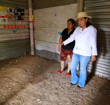 Yolanda Osuna dio inicio la construcción de pisos firmes en Acachapan y Colmena