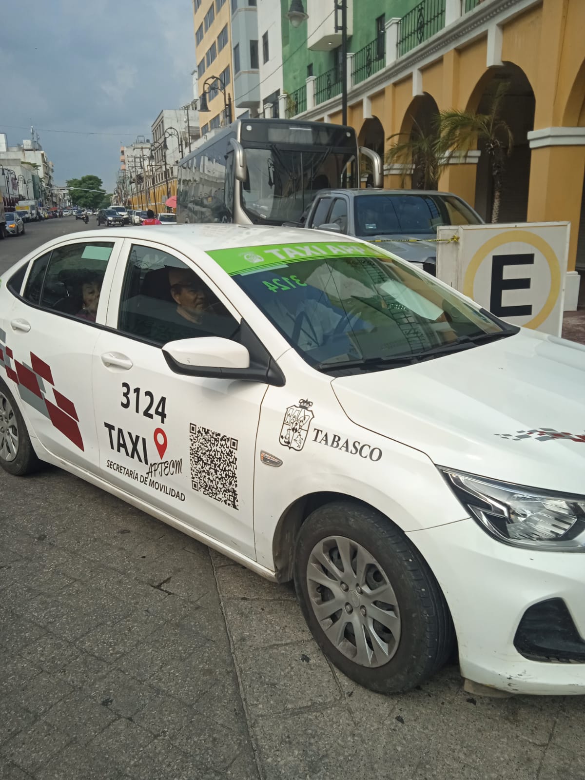 hófer de este taxi sin el mínimo de precaución le "aventó" el vehículo