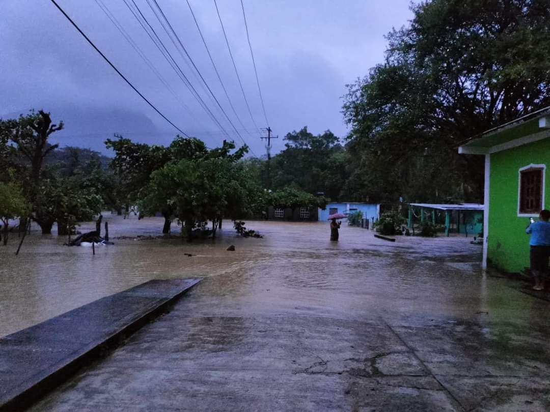 Deslaves y problemas en caminos rurales