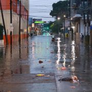 Fuertes lluvias en Villahermosa inundan calles y avenidas