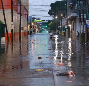 Fuertes lluvias en Villahermosa inundan calles y avenidas