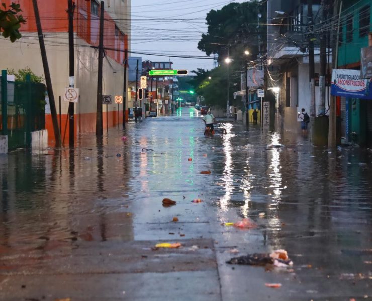 Fuertes lluvias en Villahermosa inundan calles y avenidas