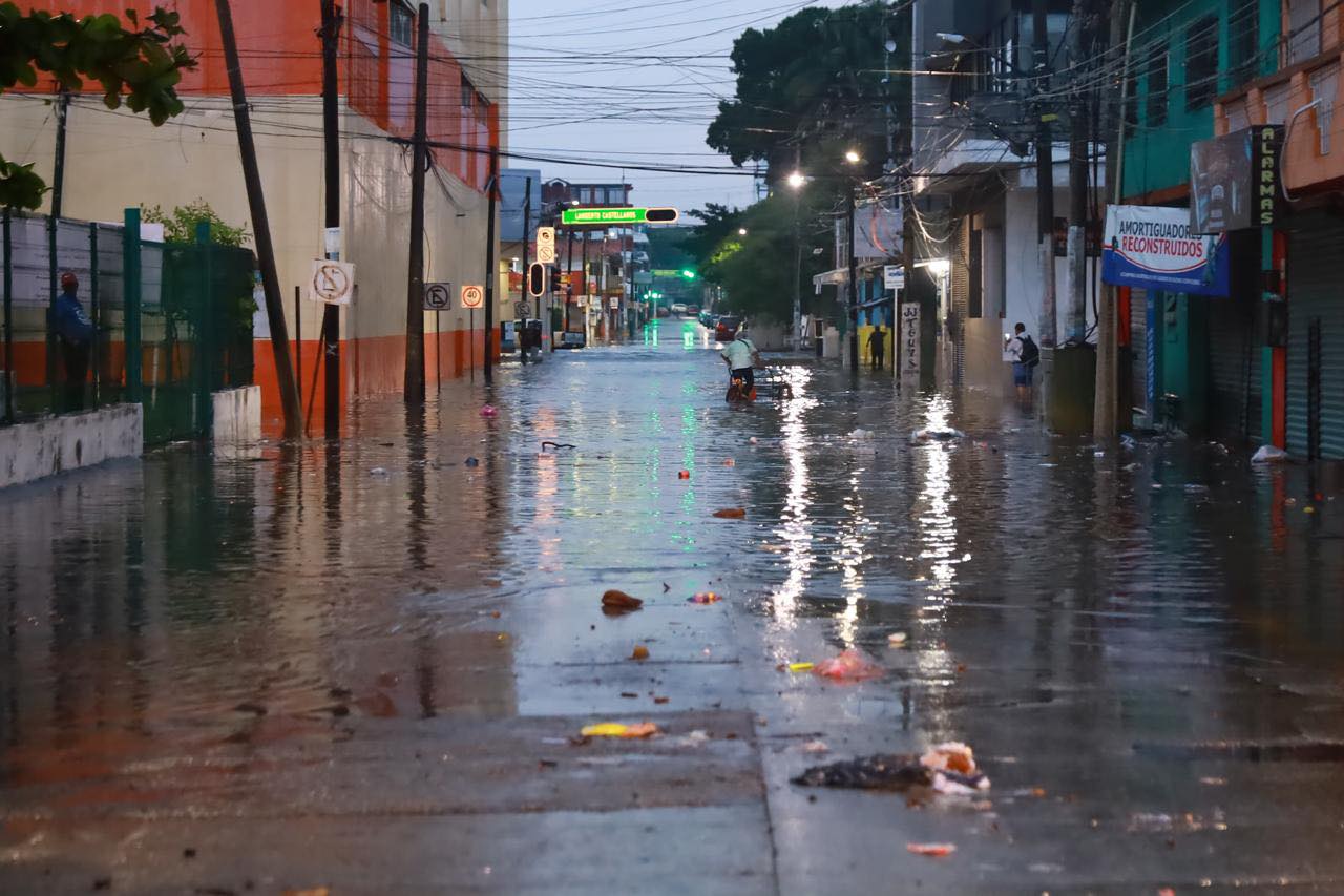 Fuertes lluvias en Villahermosa inundan calles y avenidas