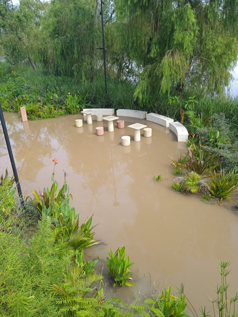 agua de lluvia y de la que baja de la Sierra.