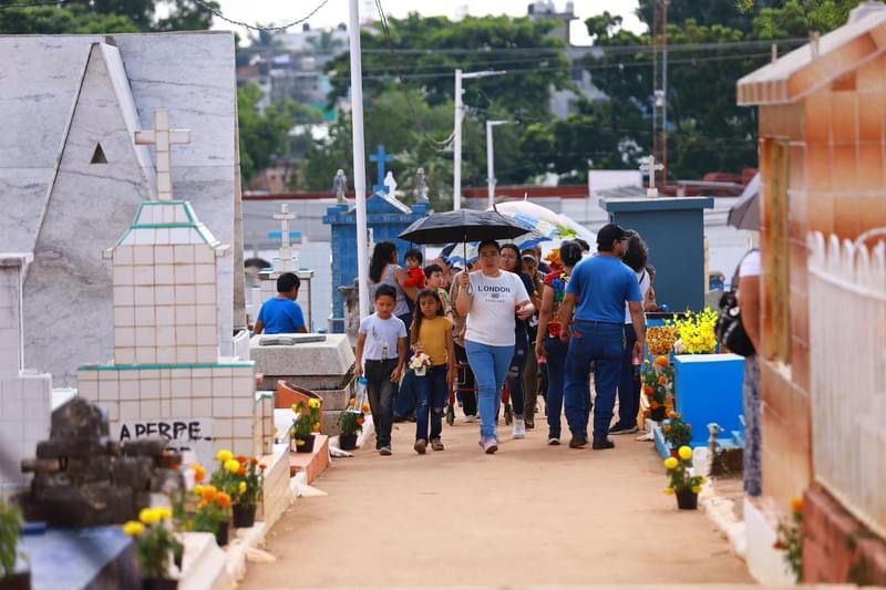 Récord de visitantes en panteones de Centro por el Día de Muertos