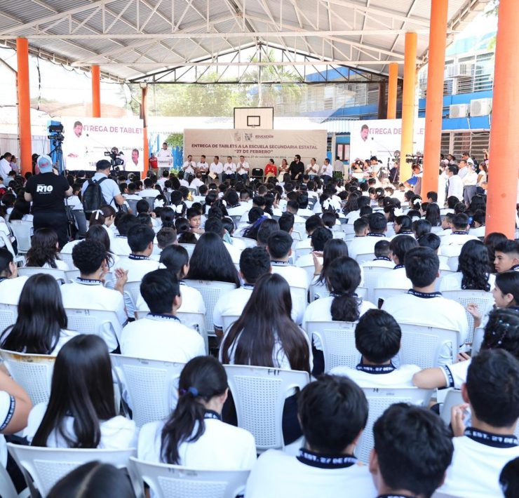 Gobierno del Pueblo entrega tablets a estudiantes de secundaria en Comalcalco