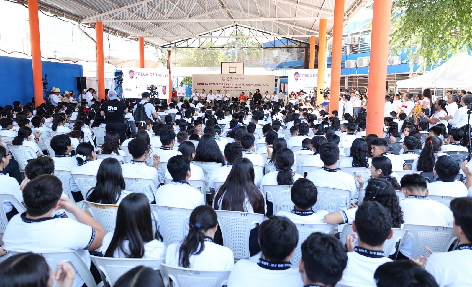 Gobierno del Pueblo entrega tablets a estudiantes de secundaria en Comalcalco