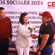 Yolanda Osuna Huerta entrega apoyos sociales a trabajadores sindicalizados