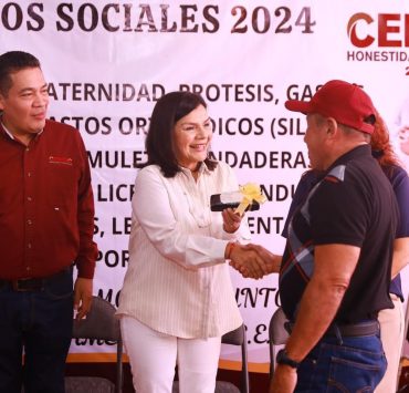 Yolanda Osuna Huerta entrega apoyos sociales a trabajadores sindicalizados