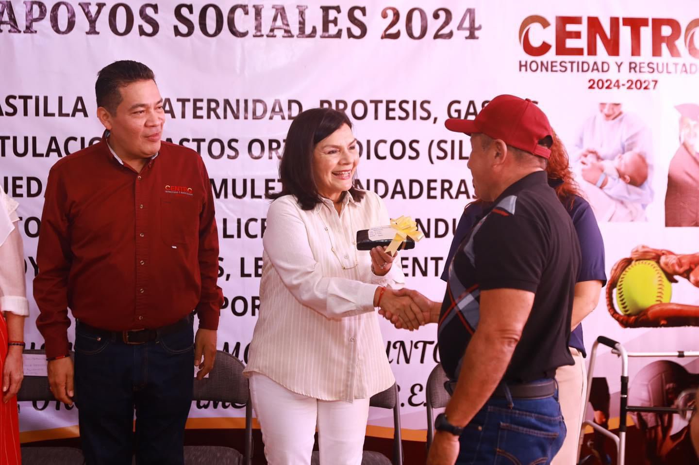 Yolanda Osuna Huerta entrega apoyos sociales a trabajadores sindicalizados