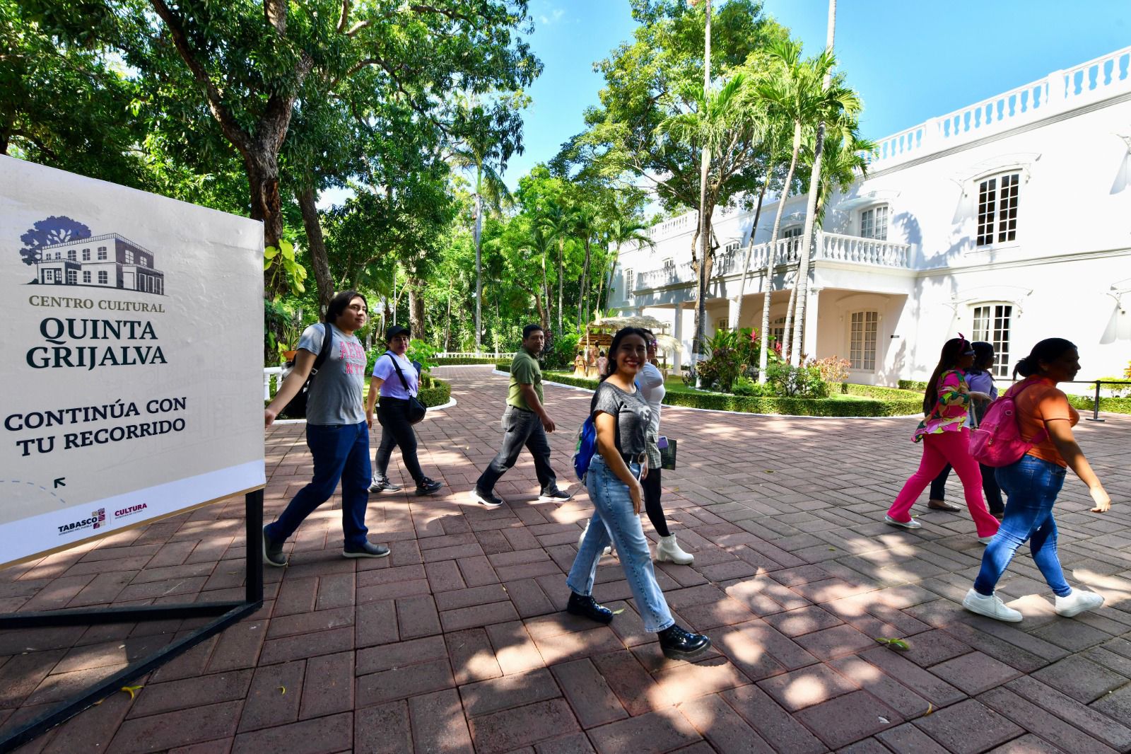 Familias Disfrutan Domingo Cultural