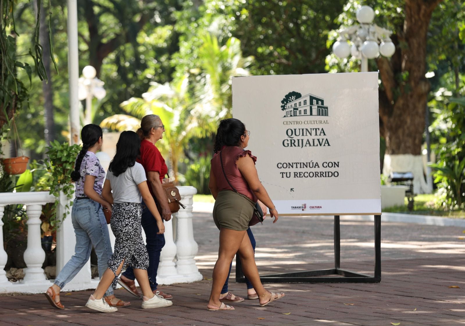 Familias Disfrutan Domingo Cultural en la Casa del Pueblo