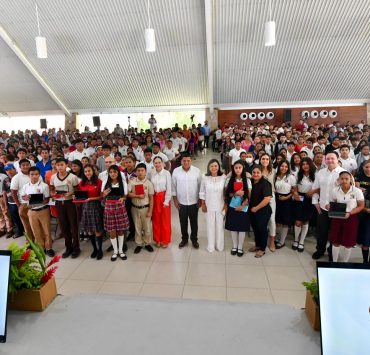 Impulsan la educación en Centro con kits digitales para estudiantes