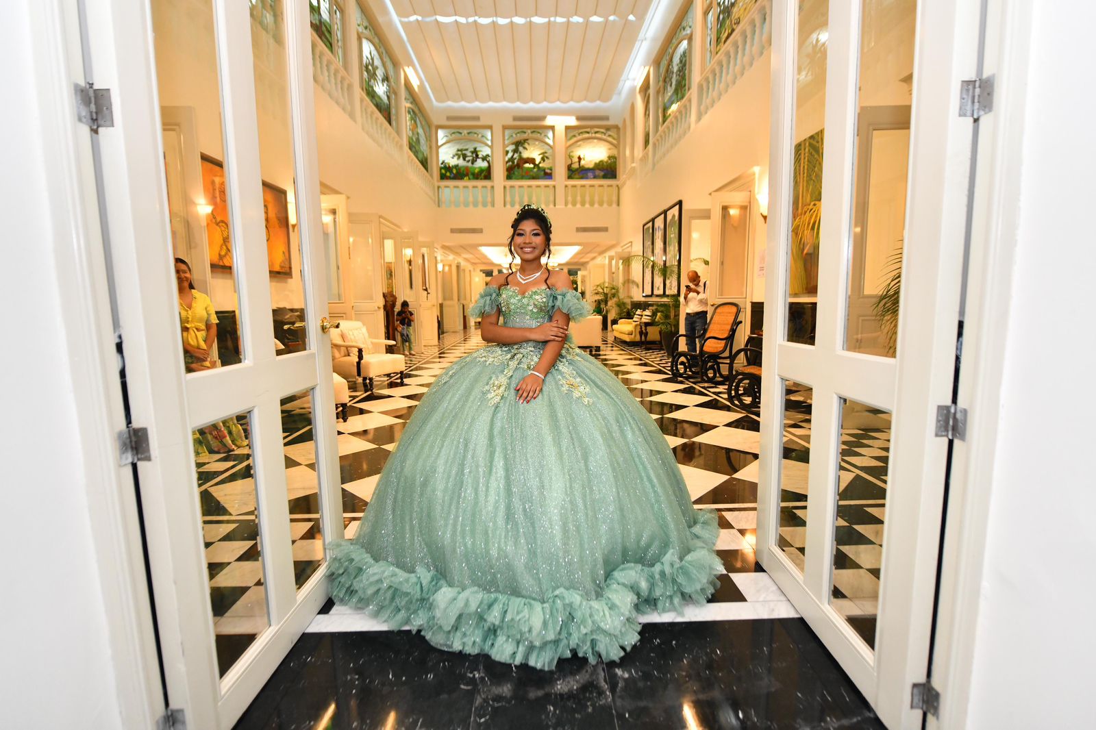 Quinceañeras inmortalizan sus recuerdos en el Centro Cultural Quinta Grijalva