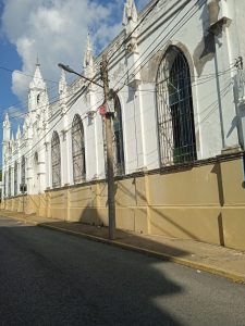 Esta es parte de la fachada de la iglesia La Conchita donde mañana domingo estará abarrotada  por los feligreses católicos que la veneran. 