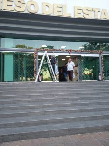 De La Conchita nos pasamos con estos vecinos que si son políticos y prometedores pero de a mentiritas. Jorge Orlando dijo que el Congreso por ser considerada la Casa del Pueblo estaría con las puertas abiertas, pero solo fue slogan de campaña y no es así. 