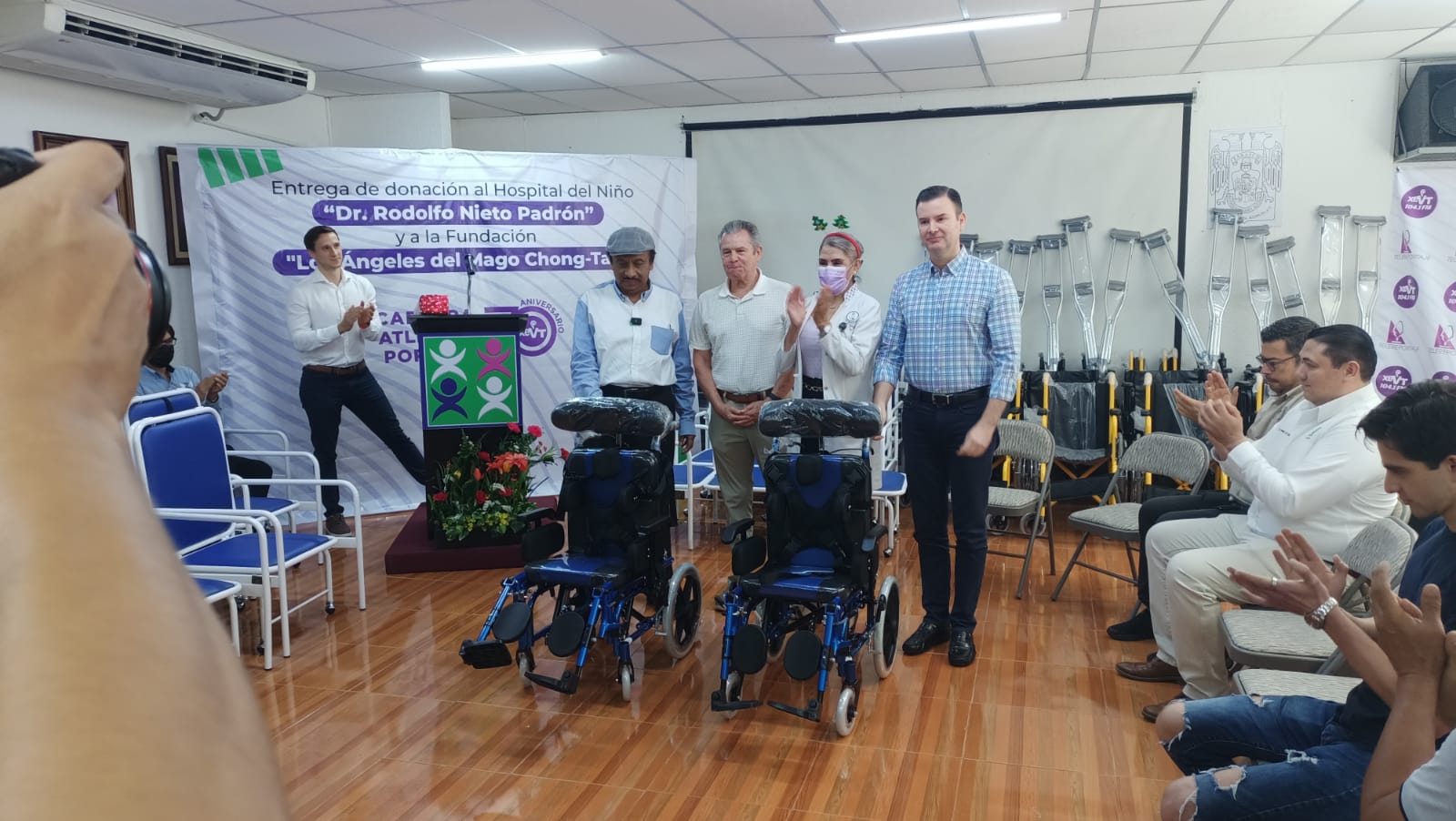 entrega de insumos a pacientes del Hospital del Niño