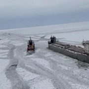 Buque de carga atrapado en hielo. Afecta a EE.UU. y Canadá