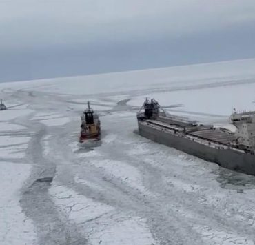 Buque de carga atrapado en hielo. Afecta a EE.UU. y Canadá