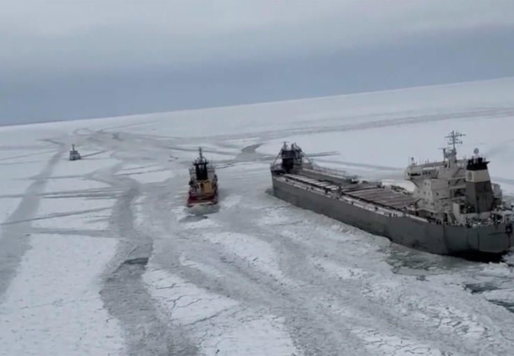 Buque de carga atrapado en hielo. Afecta a EE.UU. y Canadá