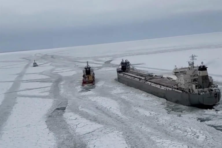 Buque de carga atrapado en hielo. Afecta a EE.UU. y Canadá