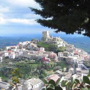 Un pueblo prohíbe a sus habitantes enfermarse. Esto en Italia