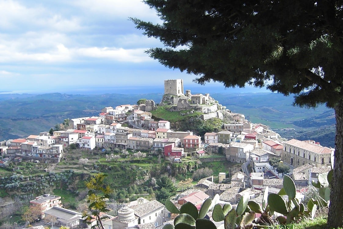 Un pueblo prohíbe a sus habitantes enfermarse. Esto en Italia