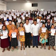 Gobierno entrega 200 Certificados de Viviendas en Centla