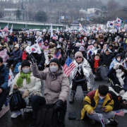 Miles de surcoreanos protestan en clima extremo