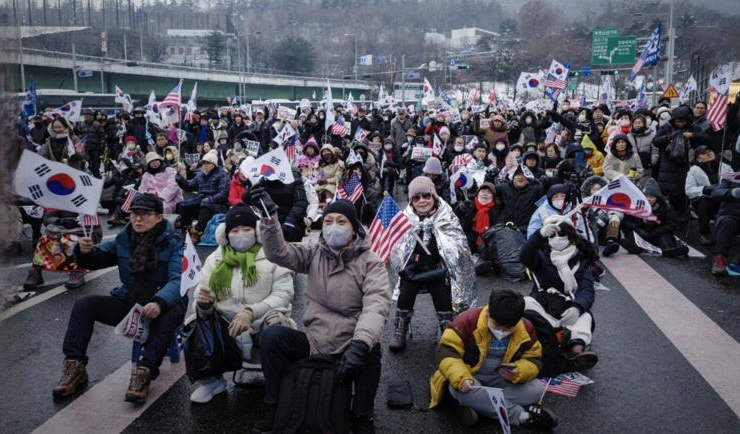 Miles de surcoreanos protestan en clima extremo