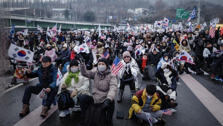 Miles de surcoreanos protestan en clima extremo