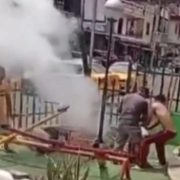 ¡Tragedia! Descarga eléctrica en un parque deja un muerto y cuatro heridos (VIDEO)