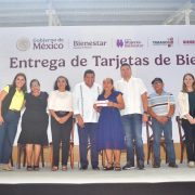 Entrega Javier May Rodríguez tarjetas de Bienestar