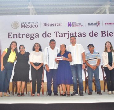 Entrega Javier May Rodríguez tarjetas de Bienestar