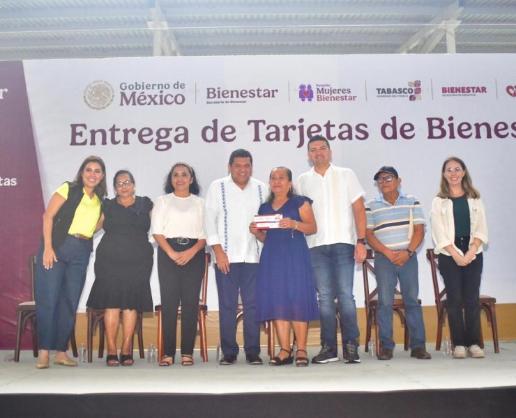 Entrega Javier May Rodríguez tarjetas de Bienestar