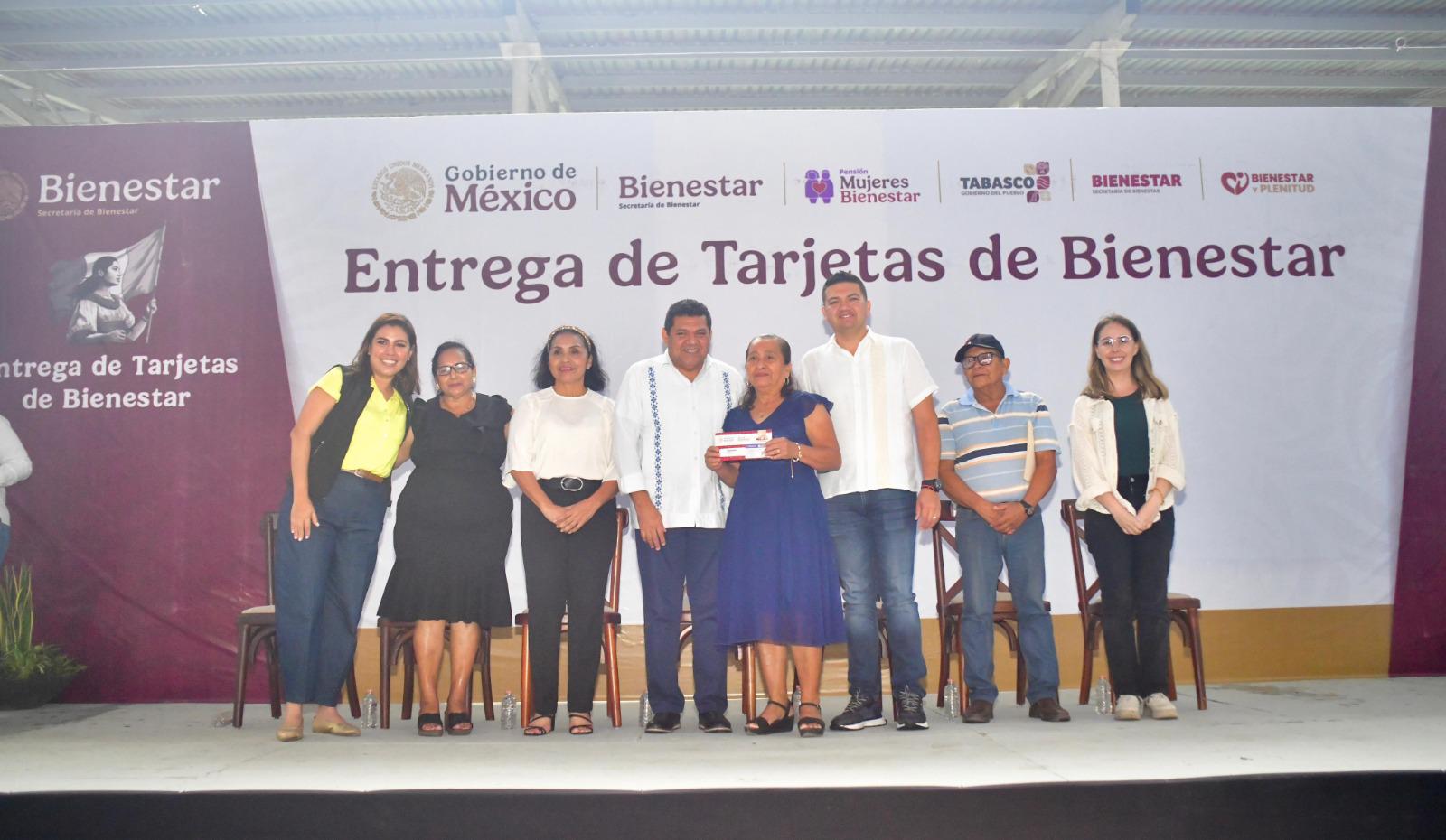 Entrega Javier May Rodríguez tarjetas de Bienestar