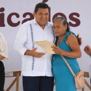 Entrega de apoyo en Cunduacán