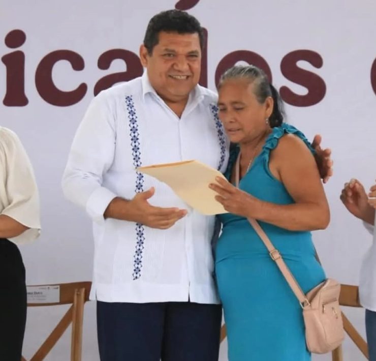 Entrega de apoyo en Cunduacán