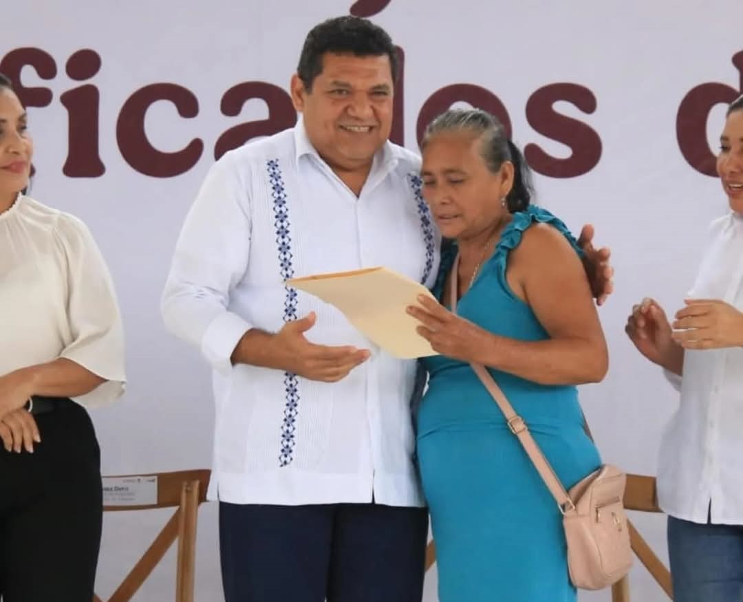 Entrega de apoyo en Cunduacán