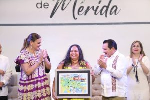 Conchi León, destacada dramaturga y oradora huésped, celebra la diversidad y fortaleza de las mujeres de Mérida en el marco del aniversario de la ciudad.